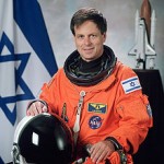 Ilan_Ramon,_NASA_photo_portrait_in_orange_suit